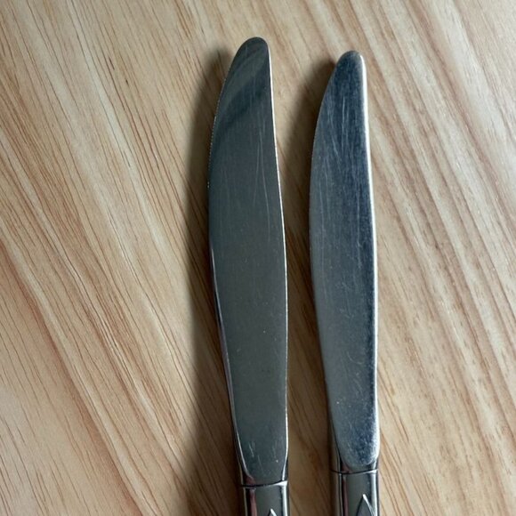 2 Fantasy Dinner Knives Oneida 1881 Rogers Stainless Atomic MCM 8.5" - Picture 4 of 6